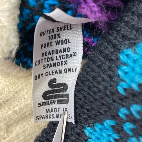 Smiley Wool Pompom Hat - Picture 8 of 8